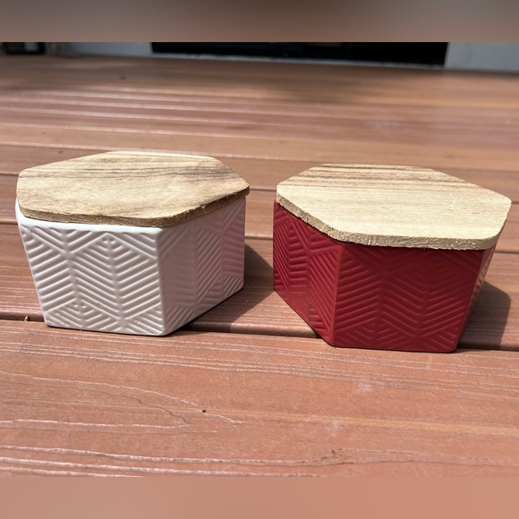 Set of two ceramic hexagon storage containers with wood lids with gasket - Picture 2 of 16
